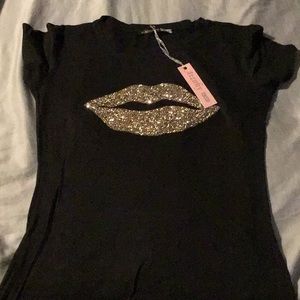 Black kiss tee